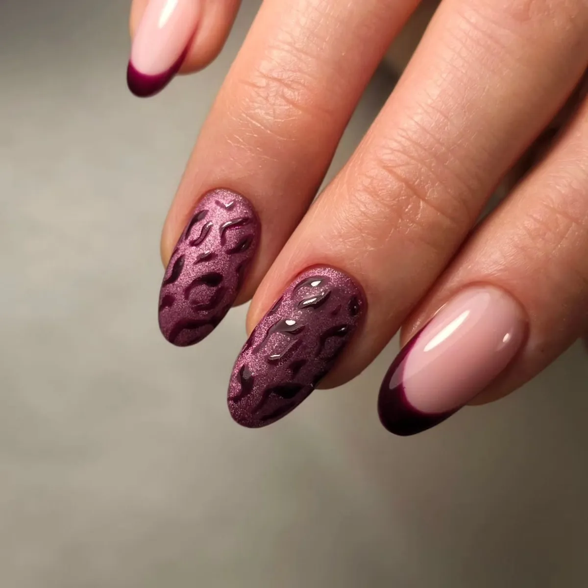 Gari mandeļveida nagi ar bordo franču malu un leoparda rakstu uz diviem nagiem